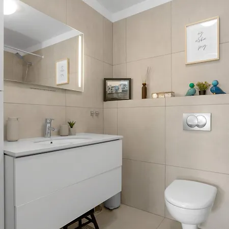 Stylish & Modern 2br Downtown Apartment *