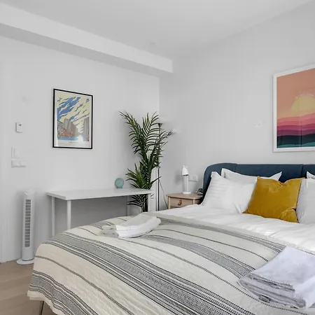 Stylish & Modern 2br Downtown Apartment *